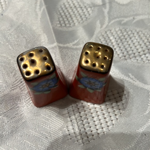 Salt and Pepper Shakers set Made in occupied Japan Ceramic - Picture 2 of 9